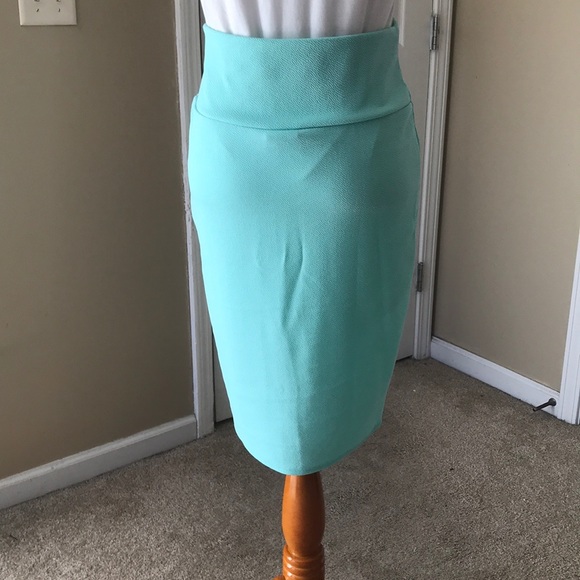 Small Solid Mint LuLaRoe Cassie - Picture 2 of 3